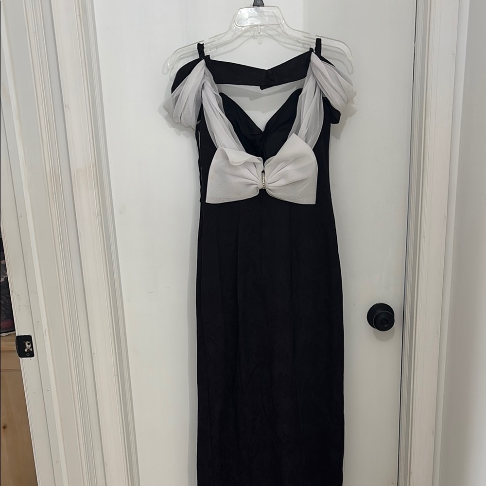 Elegant Black and White Women's Dress - Picture 2 of 13